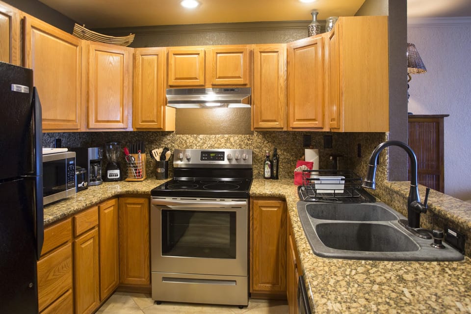 Brand new stove-oven and microwave oven in the fully equipped kitchen.