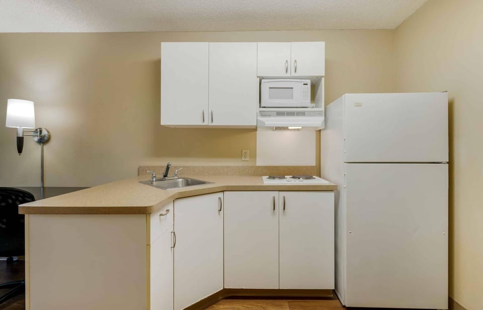 Coffee/tea maker, fridge, microwave, stovetop