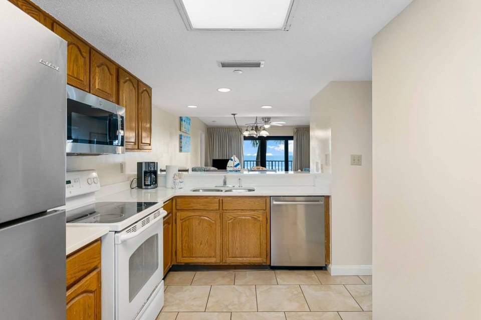 Easy meal-prep for the whole group in the spacious kitchen with a view