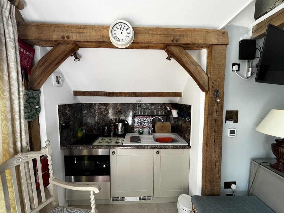 Cottage | Private kitchen | Fridge, microwave, stovetop, electric kettle