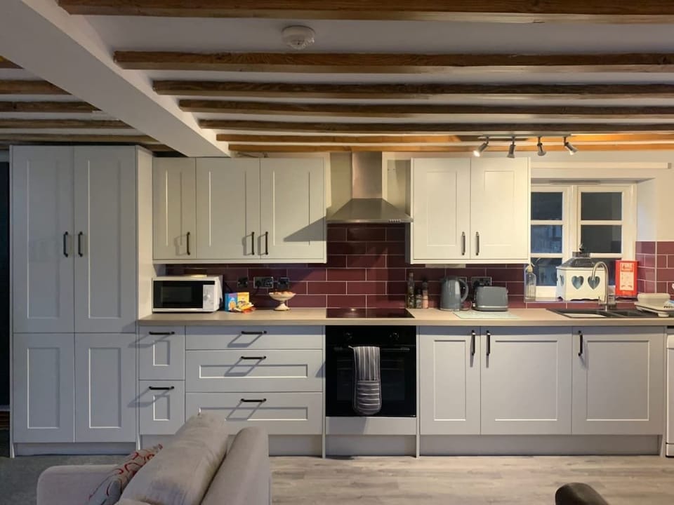 Fully FItted Kitchen.  DIshwasher and Washing Machine. 