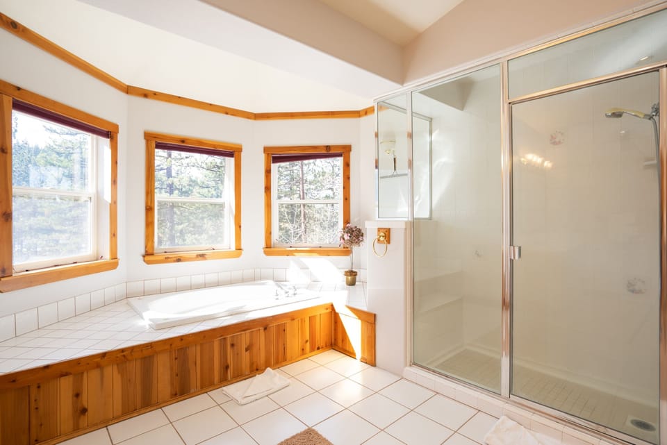 Skidder Trail Family Lodge 4 Bedroom Home by RedAwning House in Sierra Nevada