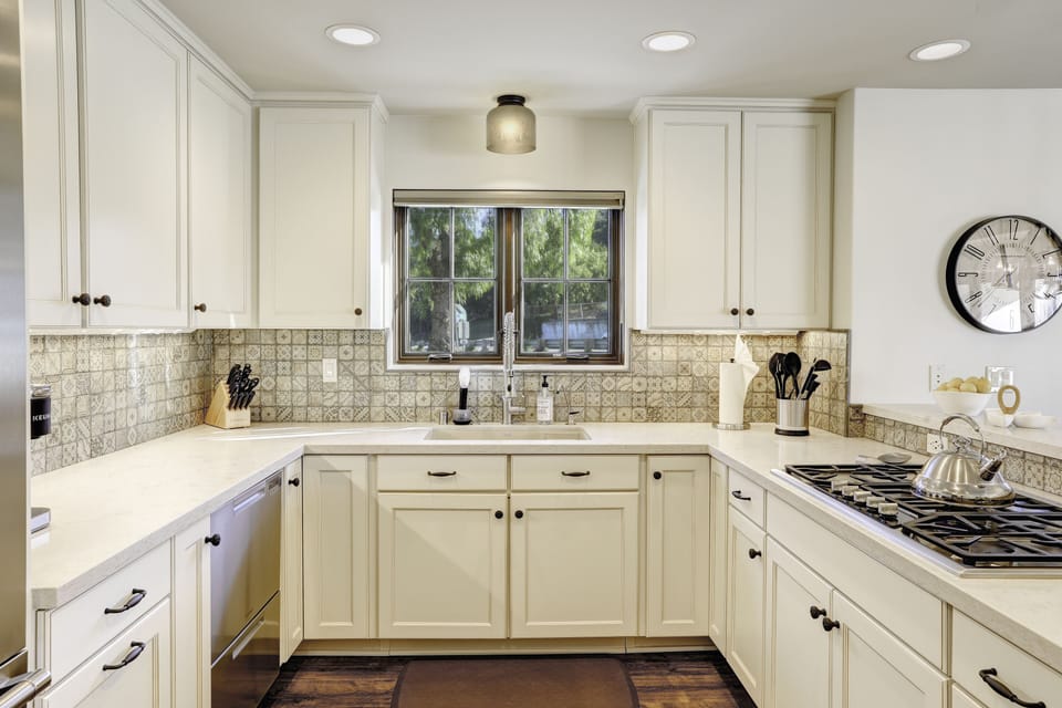 Inspired by luxury coastal life, this is the perfect kitchen to entertain.
