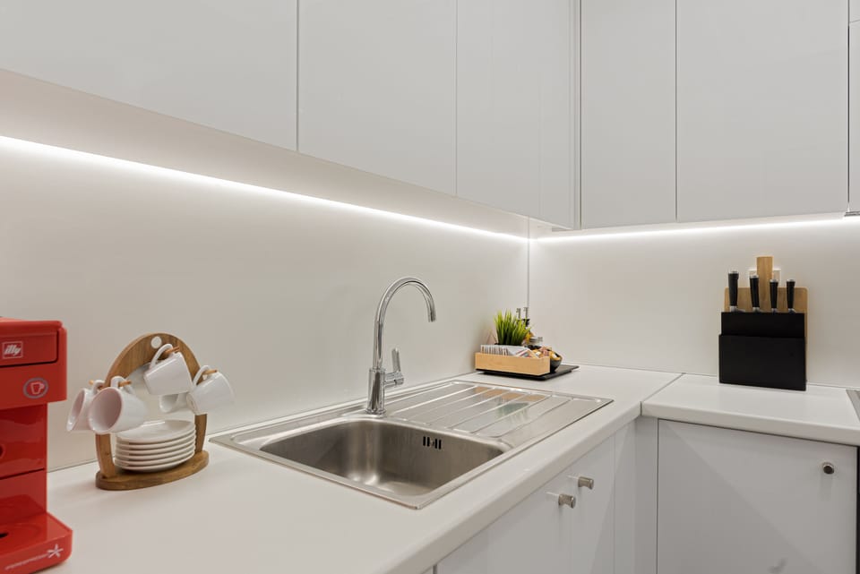 Luxury Apartment, 3 Bedrooms | Private kitchen | Full-size fridge, microwave, oven, stovetop