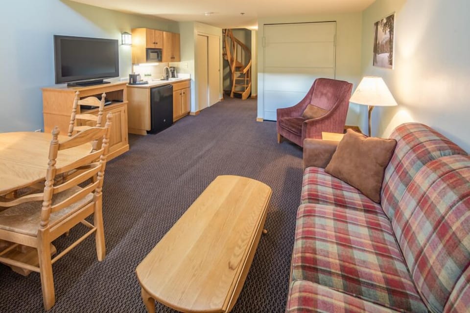 Suite, Multiple Beds | Premium bedding, pillowtop beds, free WiFi, bed sheets