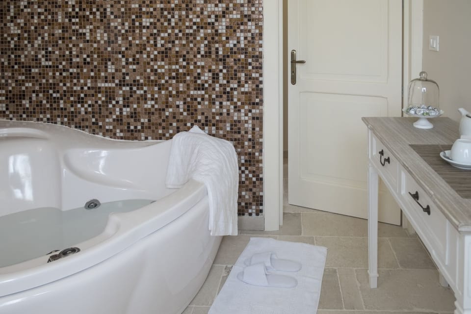 Shower, rainfall showerhead, free toiletries, hair dryer