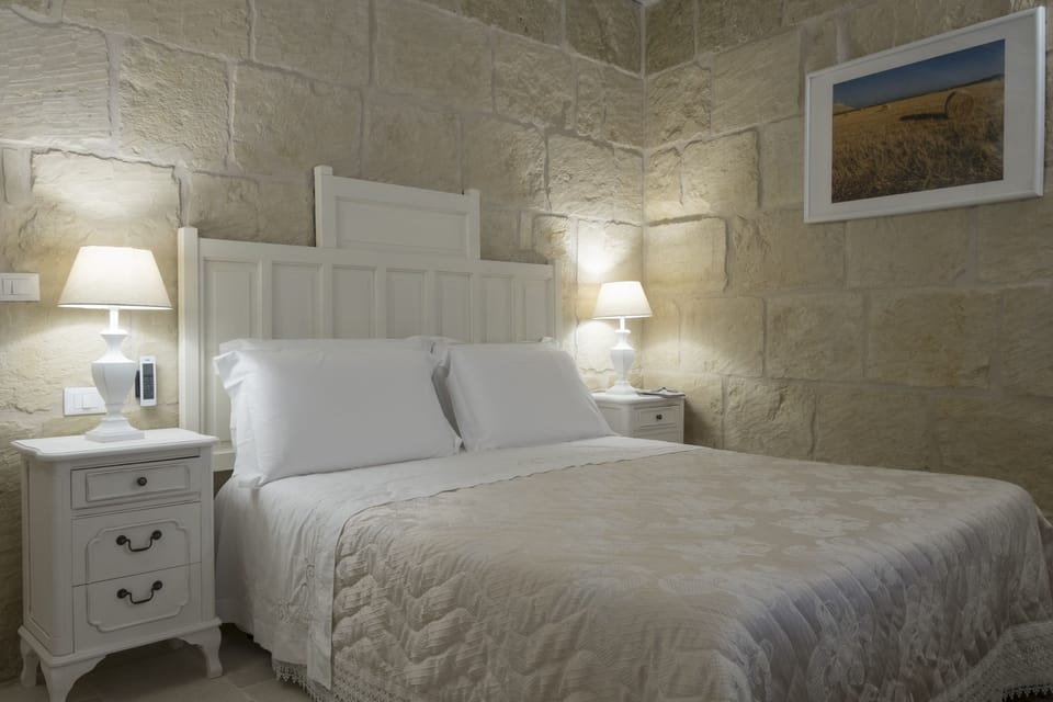 Premium bedding, down comforters, minibar, individually decorated