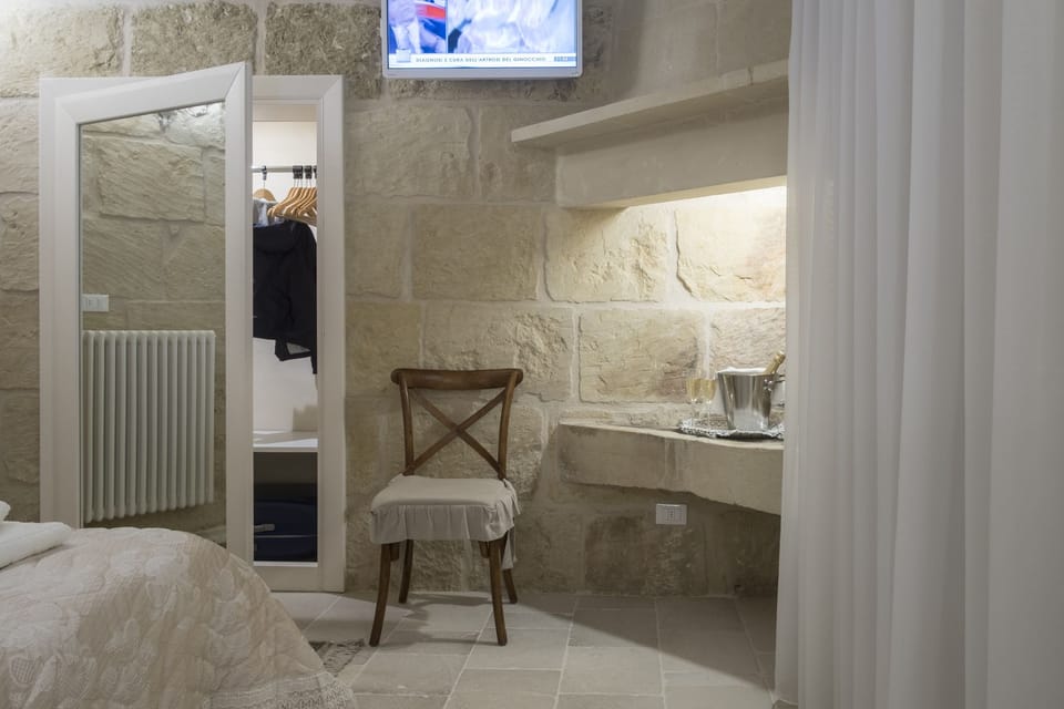Premium bedding, down comforters, minibar, individually decorated