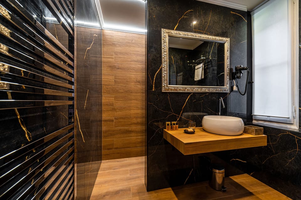 Superior Room, Balcony, Canal View | Bathroom | Shower, rainfall showerhead, free toiletries, hair dryer