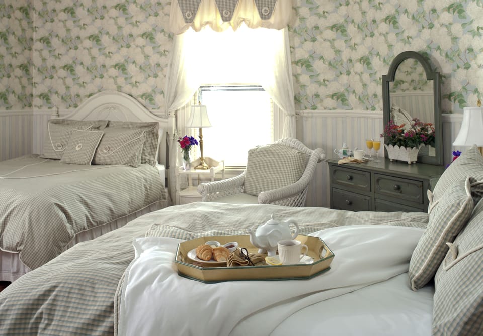The Garden | Premium bedding, iron/ironing board, free WiFi, bed sheets