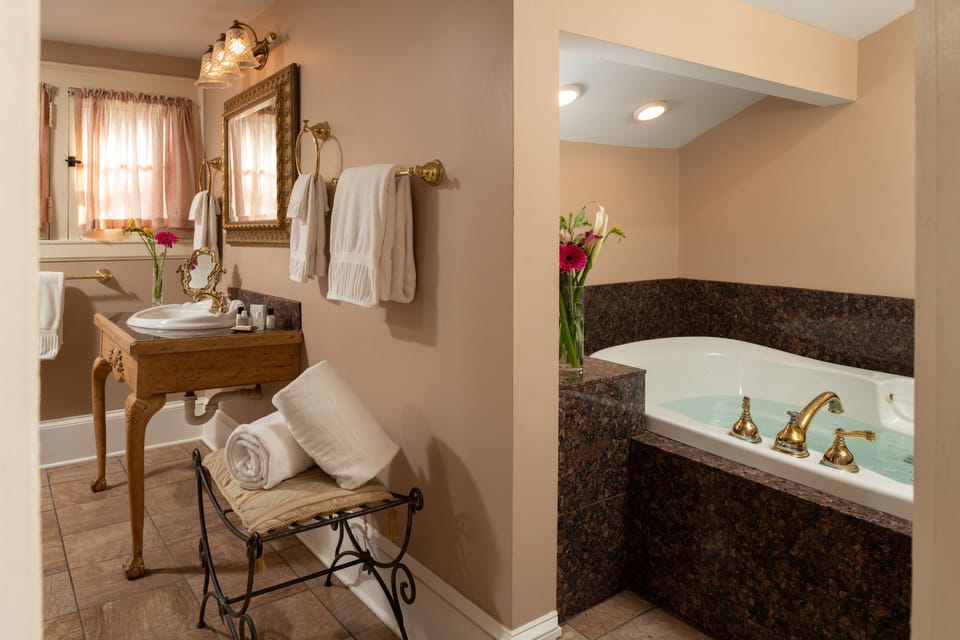 Royal Hideaway | Bathroom | Free toiletries, hair dryer, bathrobes, towels
