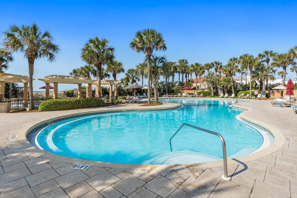 Dive into relaxation at our outdoor pool, the perfect spot to soak up the sun and cool off! 🏊‍♀️☀️
Professionally Managed by
Breathe Easy Rentals