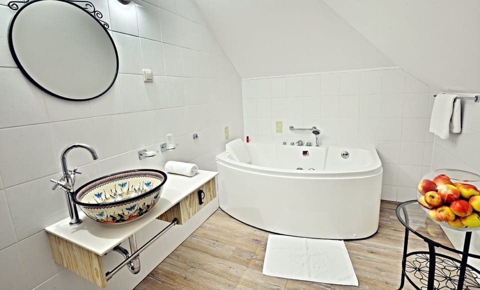 Superior Double Room | Bathroom | Jetted tub, free toiletries, towels