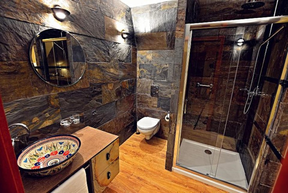 Standard Double or Twin Room | Bathroom | Jetted tub, free toiletries, towels