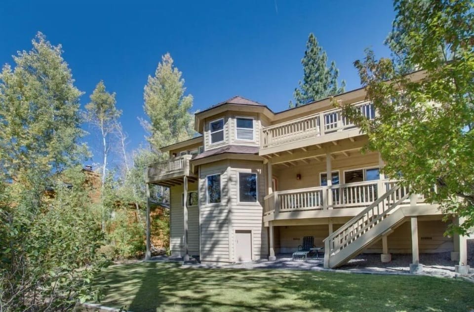 private back yard with large lawn area, great spot for playtime, picnic, or family gatherings