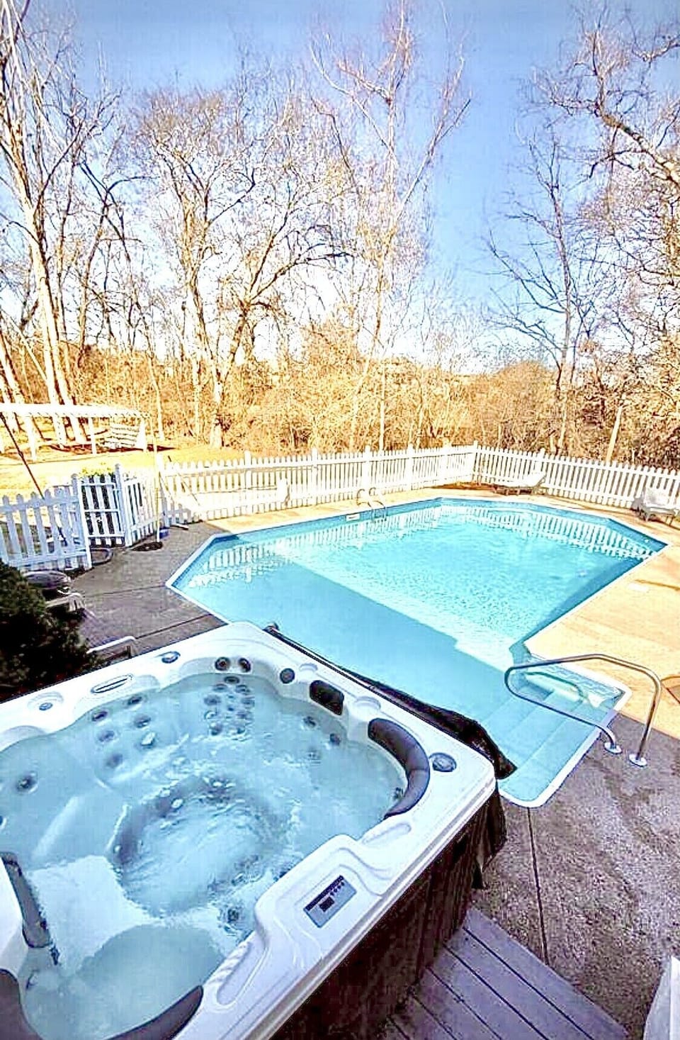 6 person hot tub with Bluetooth speakers and lights 