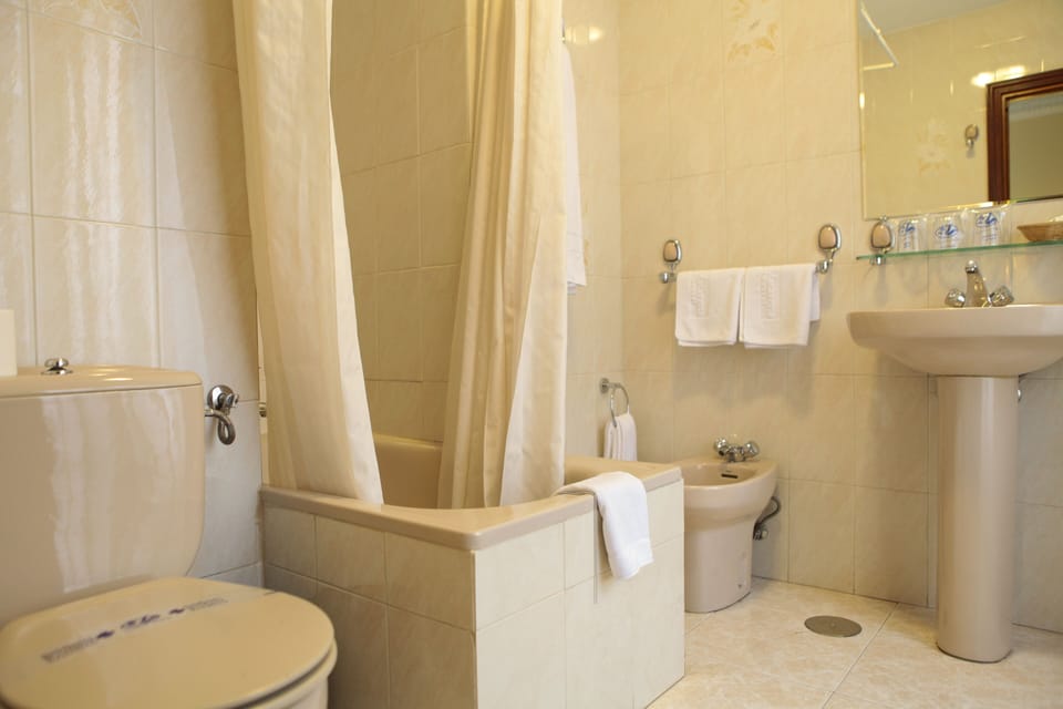 Single Room | Bathroom | Bathtub, free toiletries, hair dryer, towels