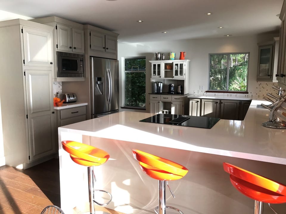 Bright and spacious kitchen with stainless steel appliances & quartz countertops