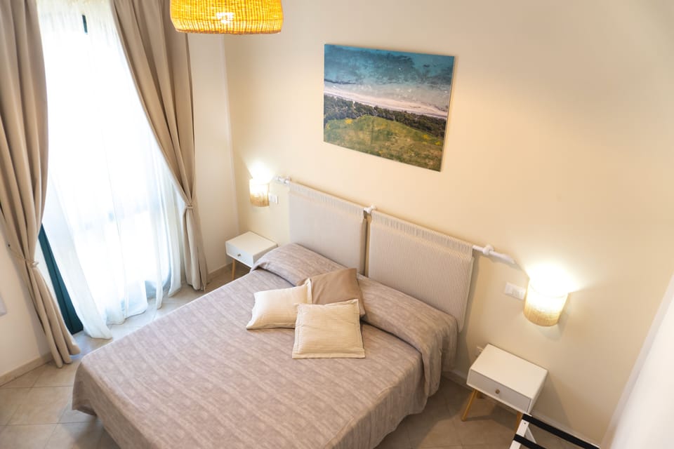 Standard Double Room | Hypo-allergenic bedding, down comforters, pillowtop beds, desk