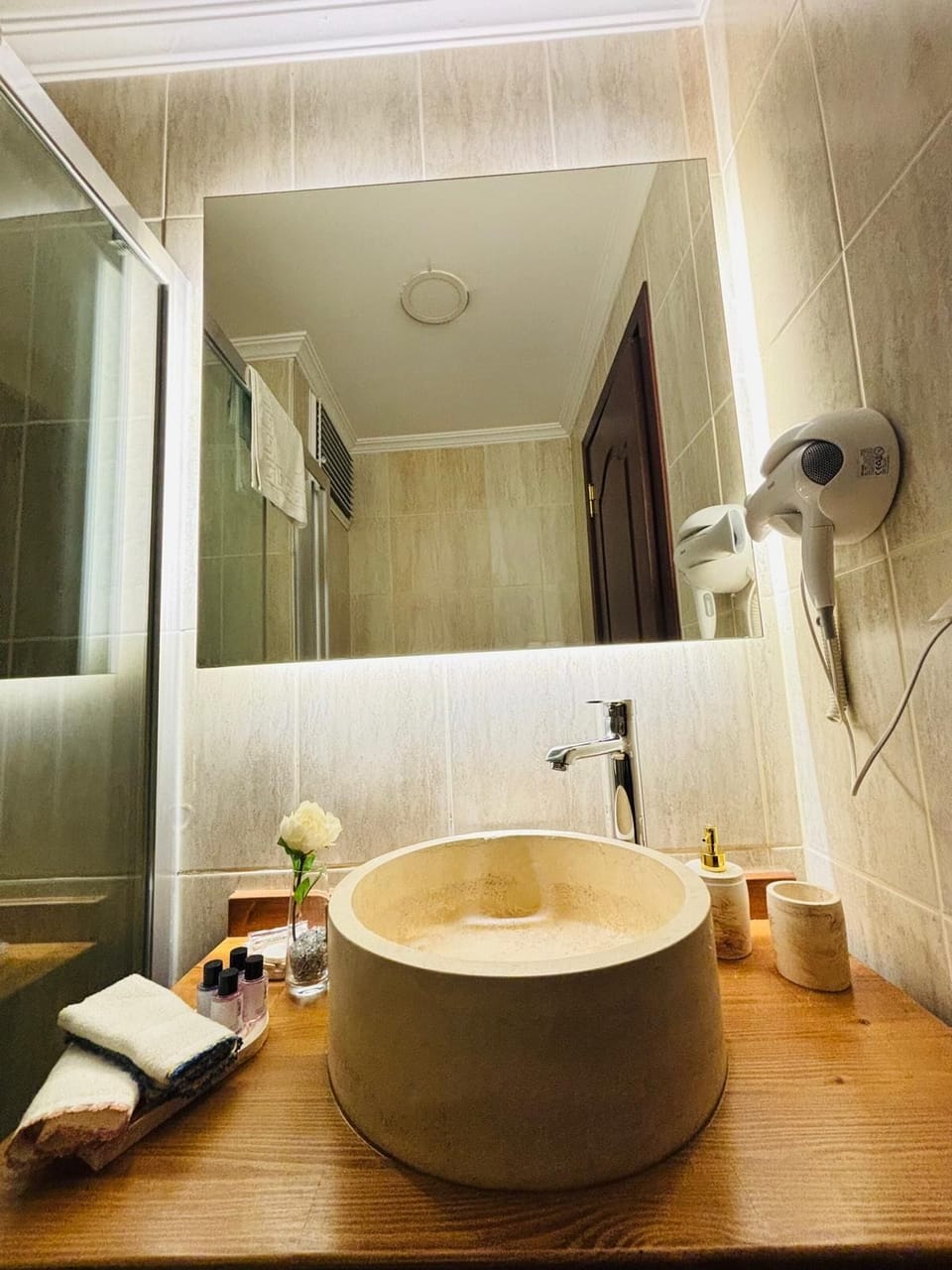 Shower, rainfall showerhead, free toiletries, hair dryer