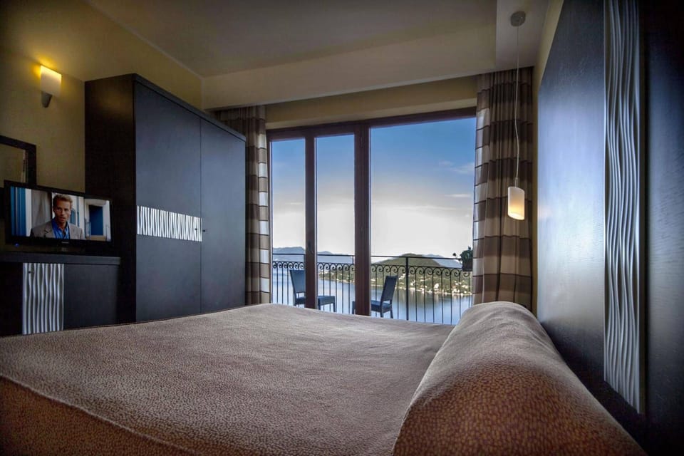 Premium bedding, down comforters, minibar, in-room safe