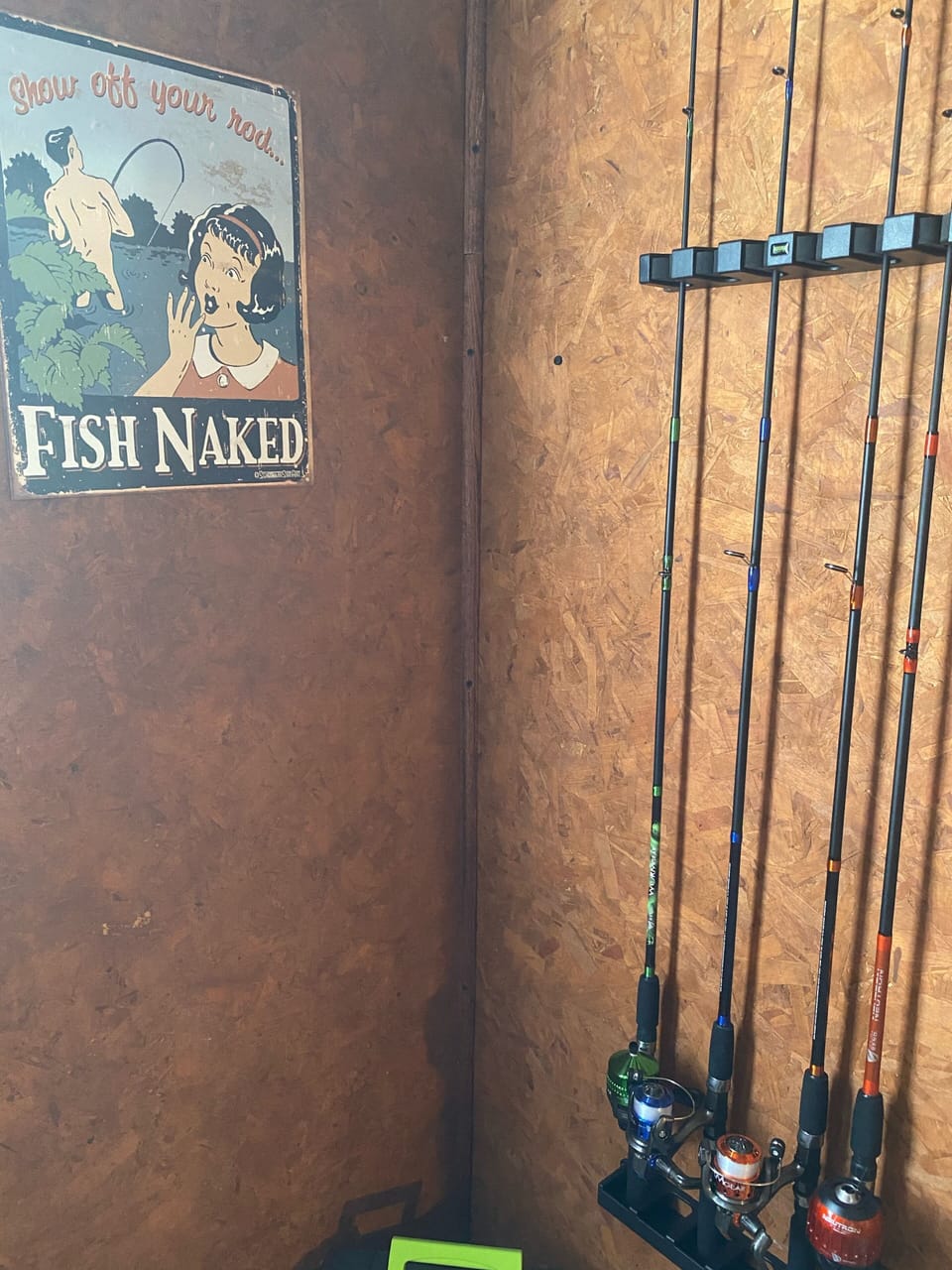 Walking distance to the duck River. Grab fishing pass and bait on Riverside dr.