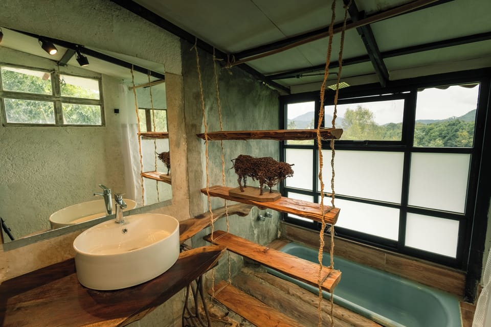 Deluxe Room, 1 King Bed, Ensuite, Valley View | Bathroom | Towels, soap, shampoo, toilet paper