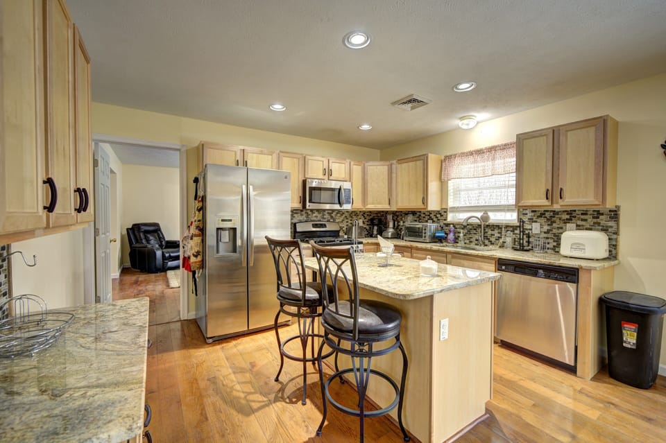 Kitchen and Breakfast area, 1st floor, with lake view.