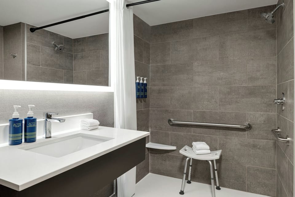 Room, 1 King Bed | Bathroom | Shower, designer toiletries, hair dryer, towels