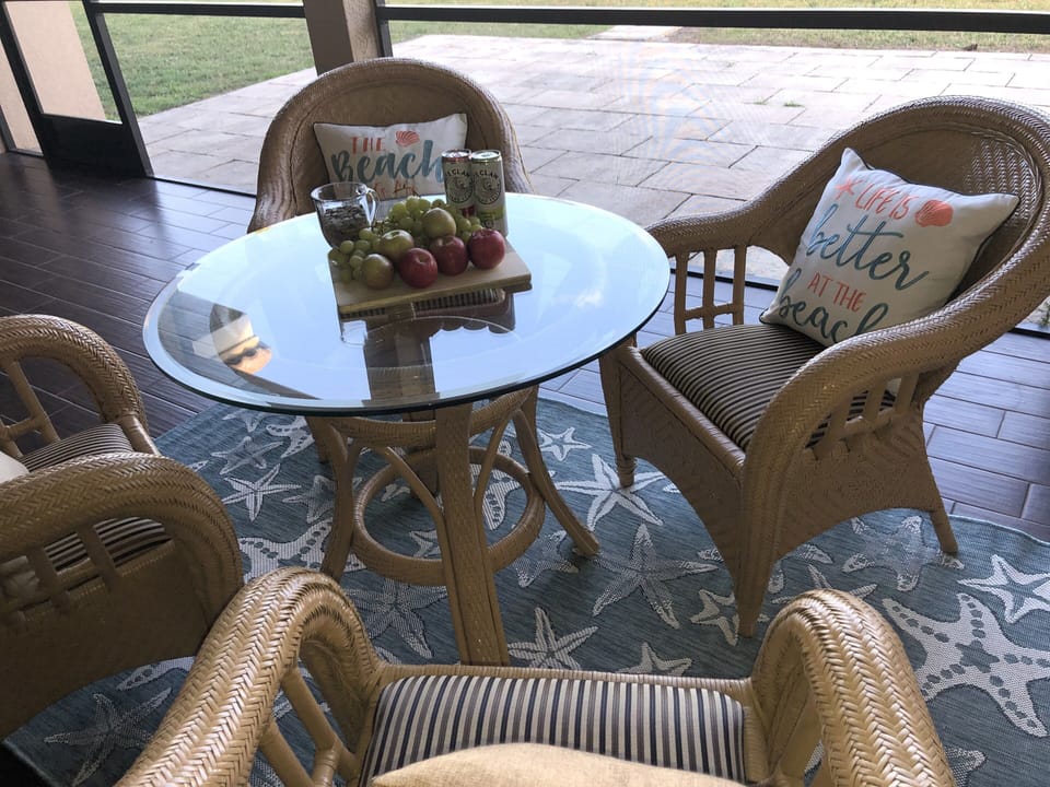Outside sitting area in the lanai 
