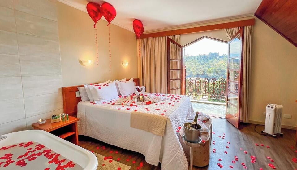 Romantic Room, 1 Queen Bed, Bathtub | Blackout drapes, bed sheets