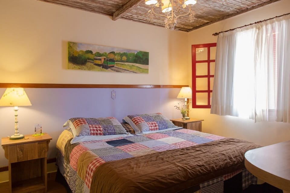 Quarto Vista Jardim Duplo | Individually decorated, individually furnished, desk, laptop workspace