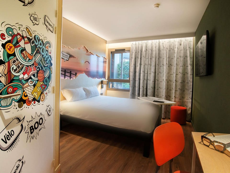 Standard Room, 1 Double Bed | Desk, blackout drapes, soundproofing, iron/ironing board