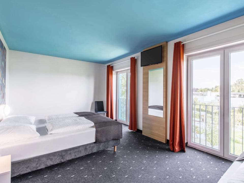 Hypo-allergenic bedding, desk, soundproofing, free WiFi