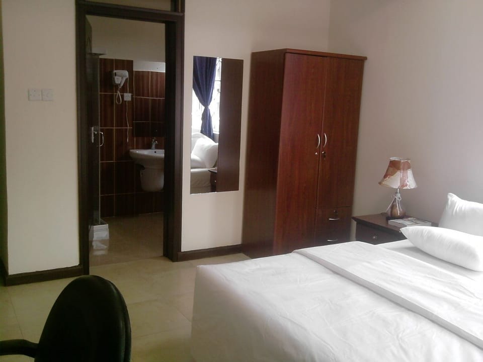 Pillowtop beds, in-room safe, desk, blackout drapes
