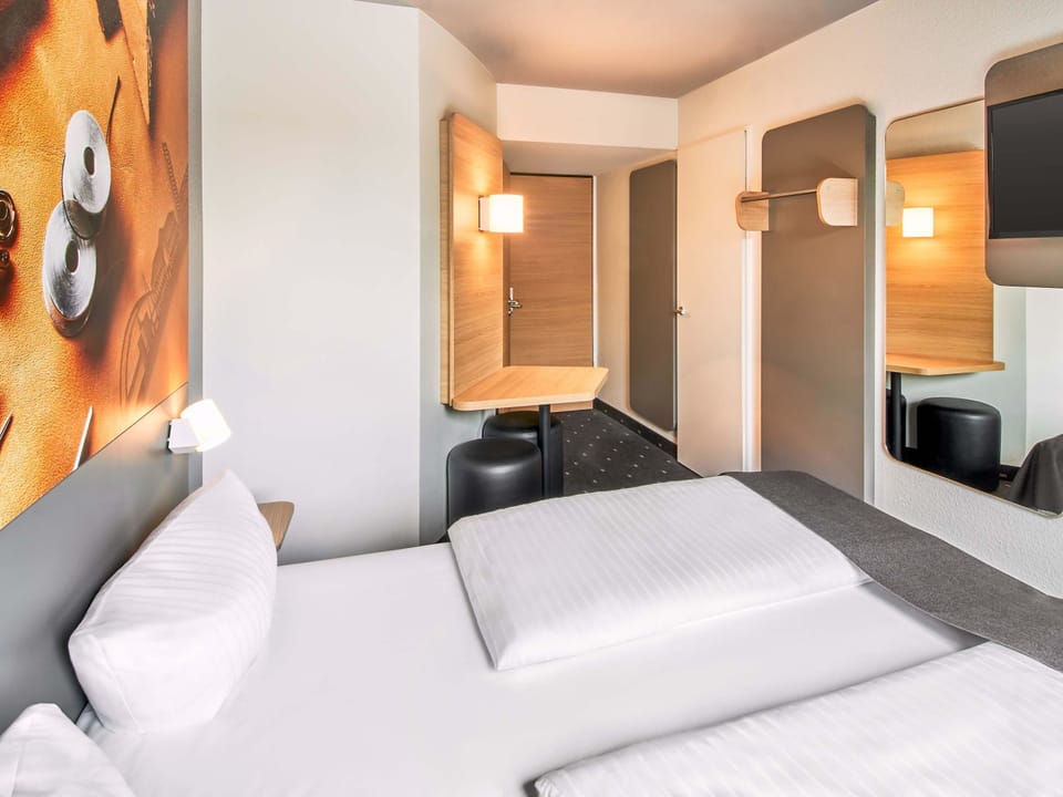 Double Room | Hypo-allergenic bedding available, desk, soundproofing, WiFi (free)