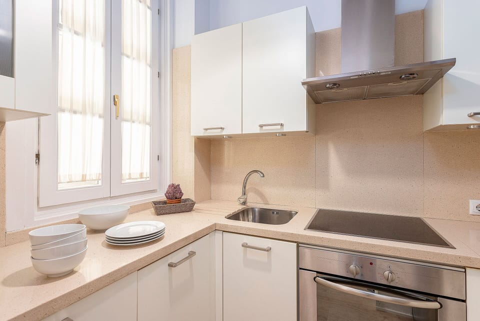 Apartment (2 Bedrooms) | Private kitchen | Fridge, microwave, oven, stovetop