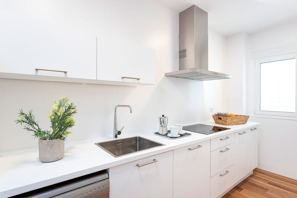 Apartment (3 Bedrooms) | Private kitchen | Fridge, microwave, oven, stovetop
