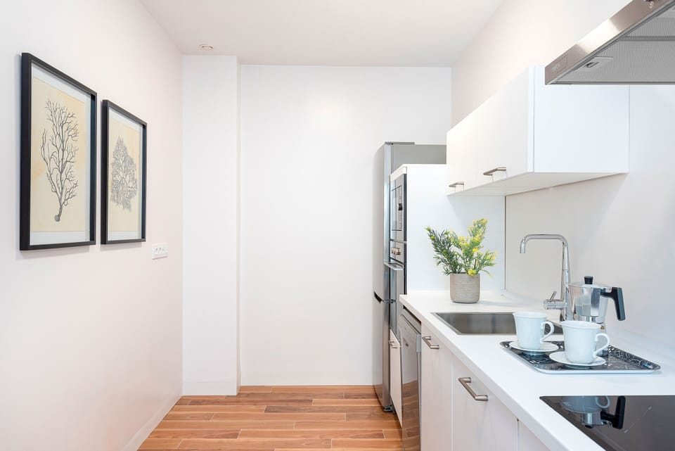 Apartment (3 Bedrooms) | Private kitchen | Fridge, microwave, oven, stovetop