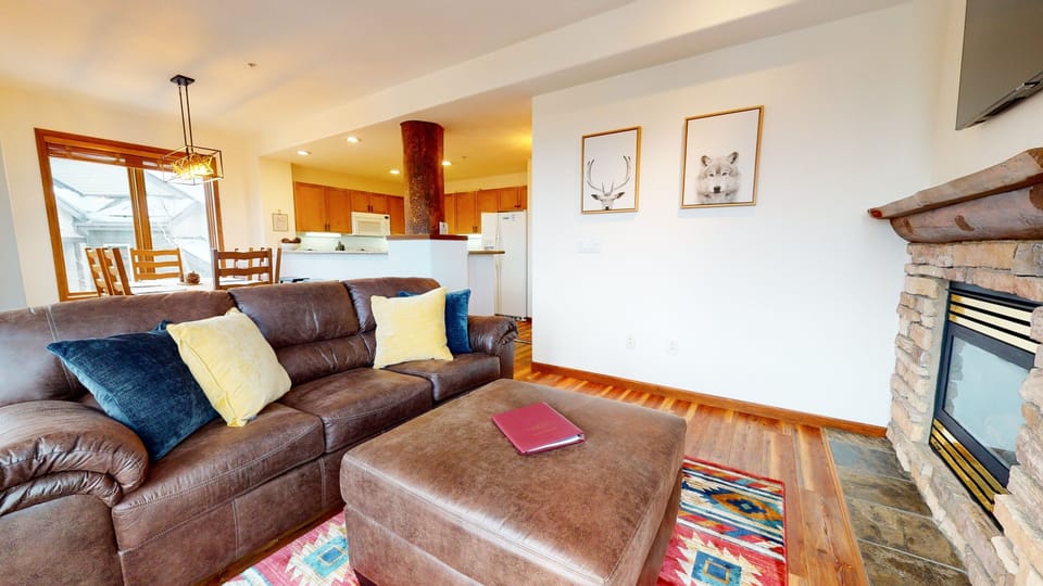Condo, 2 Bedrooms | Living room | Smart TV