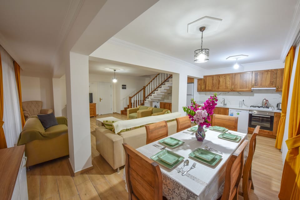 Deluxe Villa, 4 Bedrooms | In-room dining