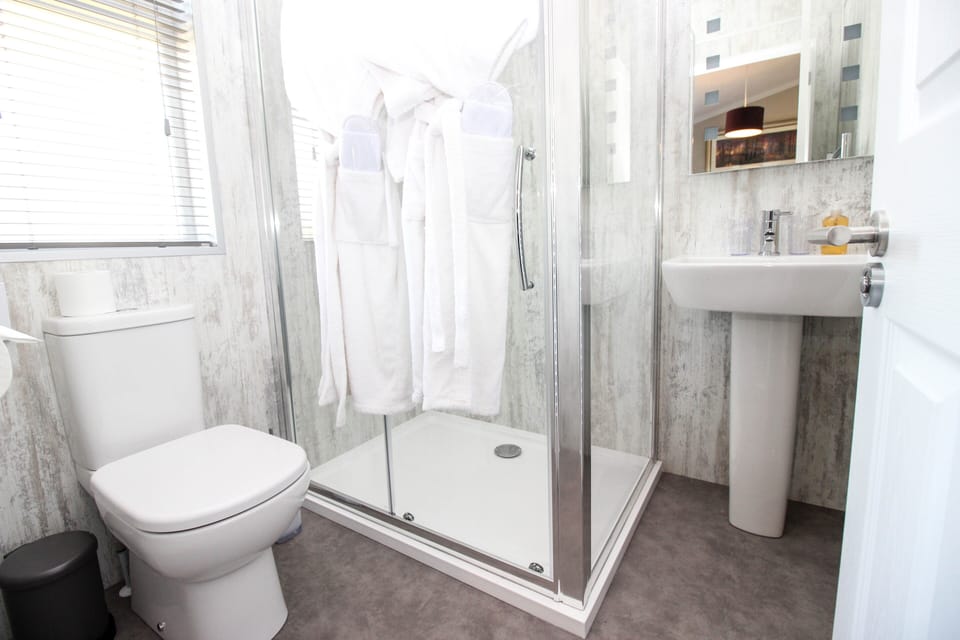 Luxury Apartment, Ensuite (With Hot Tub) | Bathroom