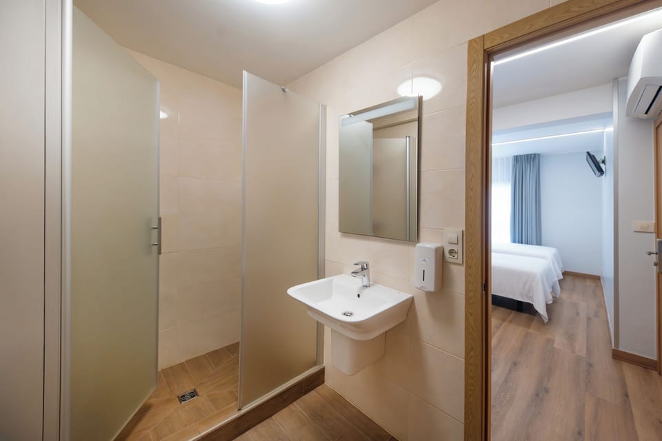 Family Room | Bathroom | Shower, eco-friendly toiletries, hair dryer, towels