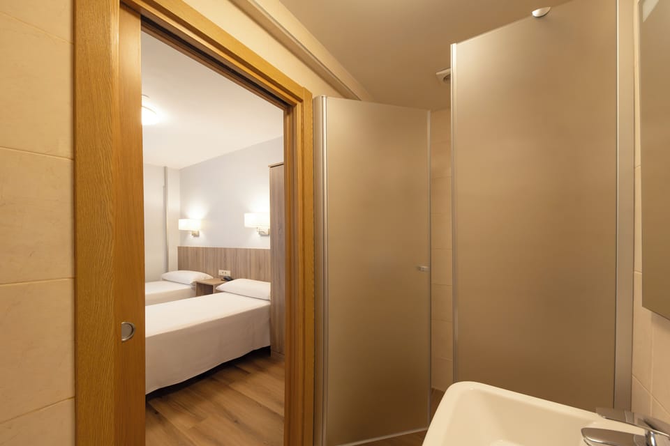 Triple Room | Desk, laptop workspace, blackout drapes, iron/ironing board