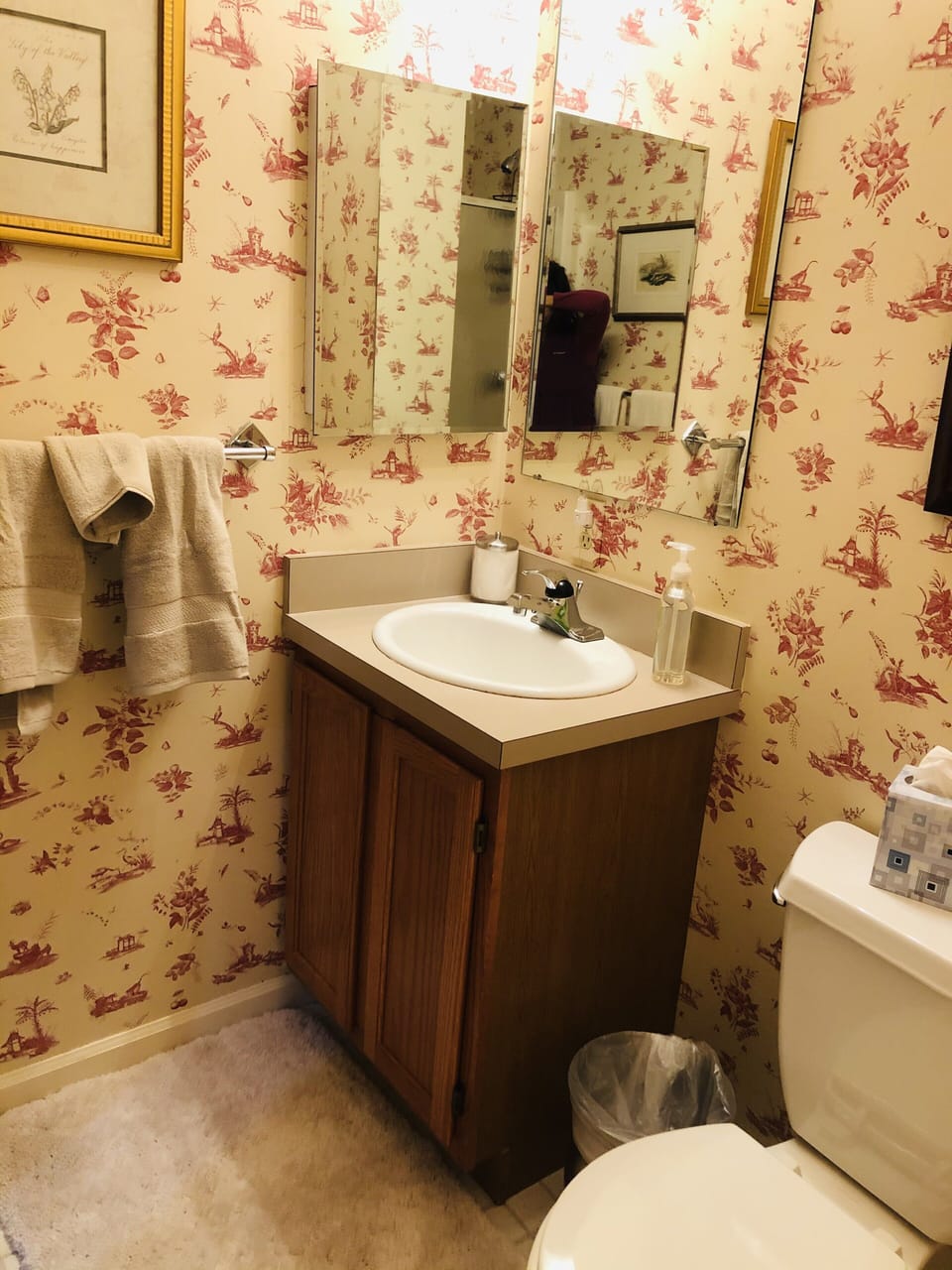 Top floor cozy room bathroom
