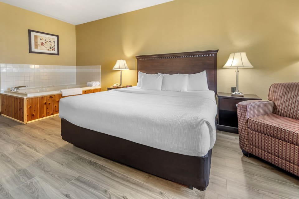 Room, 1 King Bed, Non Smoking, Jetted Tub | Iron/ironing board, free WiFi, bed sheets, alarm clocks