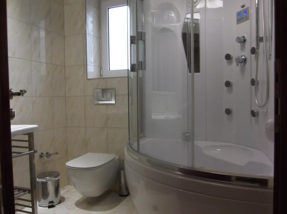 Shower, towels, shampoo