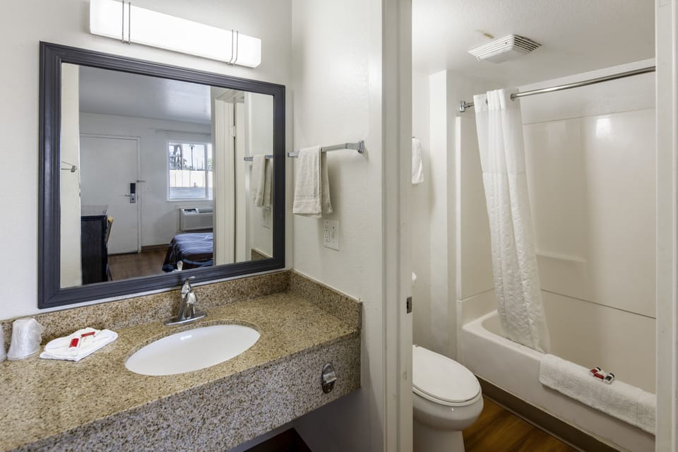 Combined shower/tub, towels