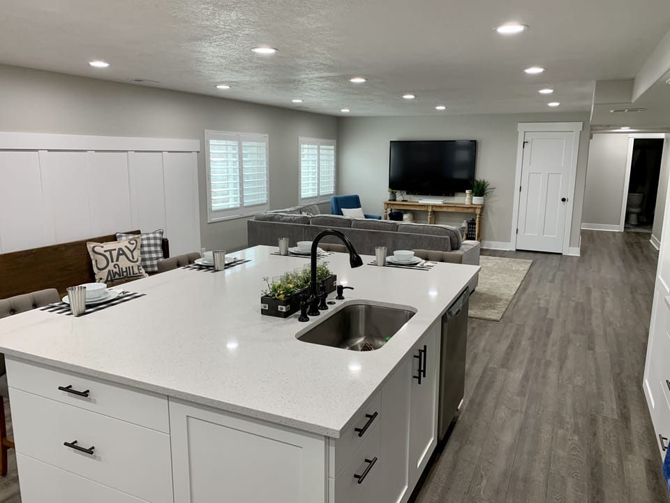 Kitchen and livingroom area.