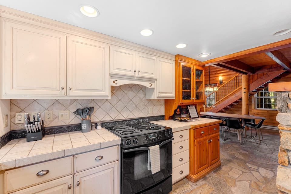 Bright kitchen, efficient and well stocked